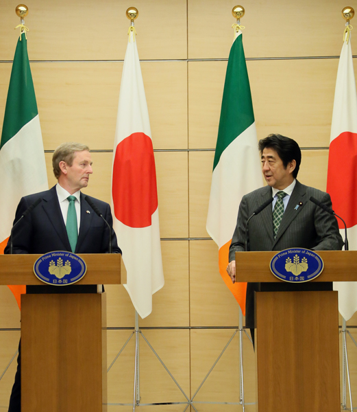 安倍总理在总理大臣官邸与爱尔兰总理恩达・肯尼举行了会谈及联合记者招待会。