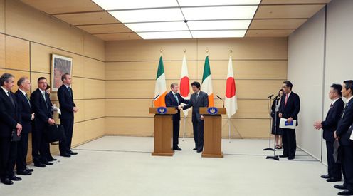 安倍总理在总理大臣官邸与爱尔兰总理恩达・肯尼举行了会谈及联合记者招待会。