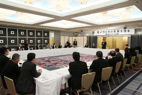 安倍总理在东京都内与制造业中小企业经营者举行了恳谈。