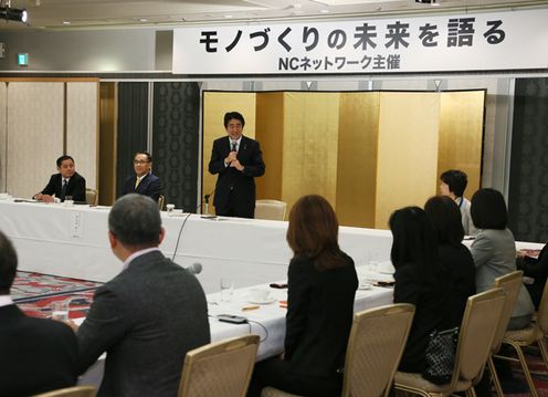 安倍总理在东京都内与制造业中小企业经营者举行了恳谈。