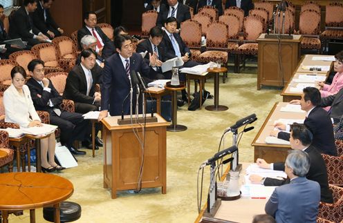 安倍总理出席了参议院有关国家安全保障的特别委员会。