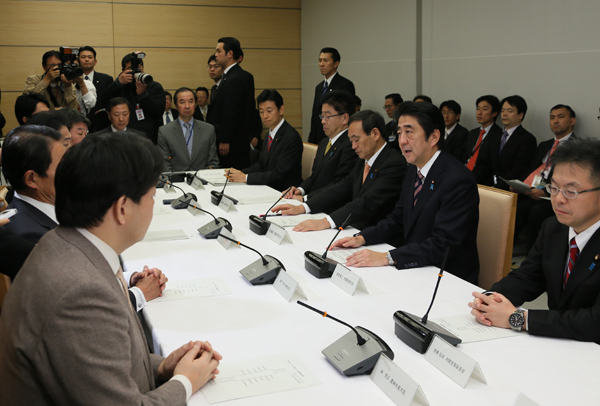 安倍总理在总理大臣官邸出席了第九次“有关跨太平洋伙伴关系协议（TPP）的主要阁僚会议”。