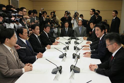 安倍总理在总理大臣官邸出席了第九次“有关跨太平洋伙伴关系协议（TPP）的主要阁僚会议”。