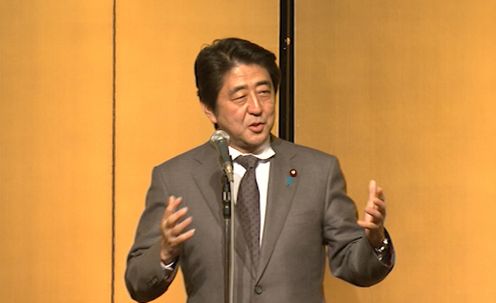 安倍总理出席了在东京都内召开的“年终经济学家联谊会”。