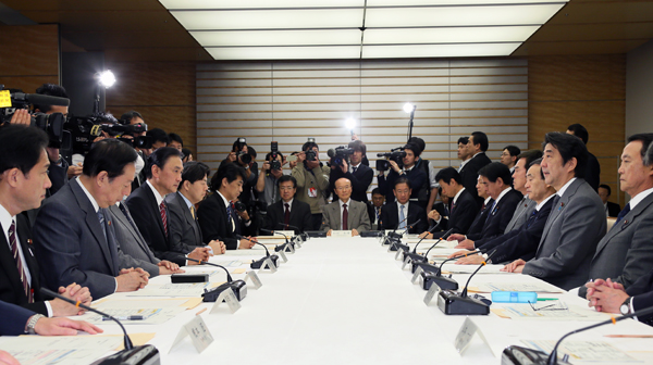 安倍总理在总理大臣官邸召开了第十一次日本经济再生本部会议。