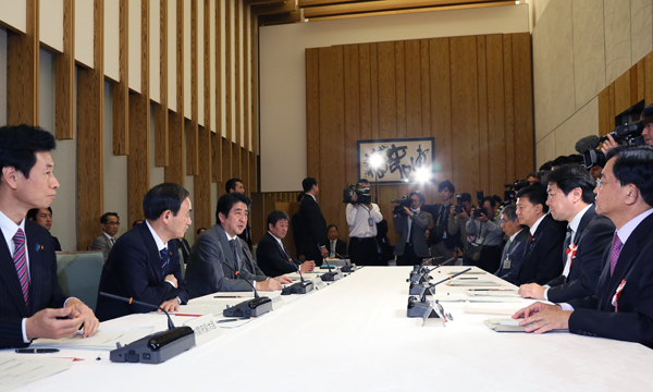 安倍总理在总理大臣官邸召开了第二十五次经济财政咨询会议。