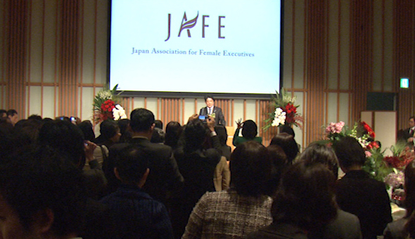 安倍总理出席了在东京都内召开的“日本女性高层协会启动典礼”。