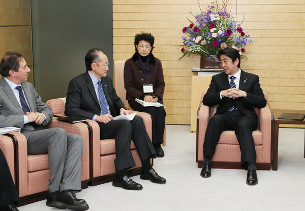 安倍总理在总理大臣官邸接受了世界银行的行长金辰勇的拜会。