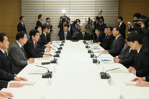 安倍总理在总理大臣官邸召开了2013年第二次（总计第21次）犯罪对策阁僚会议。