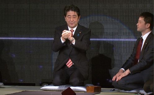 安倍总理出席了在东京都内举行的将棋电王战记者招待会。