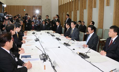 安倍总理在总理大臣官邸出席了2013年度第三次“中央与地方协商会议”。