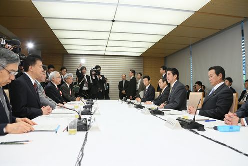 安倍总理在总理大臣官邸召开了第二十六次经济财政咨询会议。