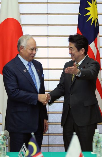 安倍总理在总理大臣官邸与马来西亚的首相纳吉布•拉扎克举行了会谈及联合记者招待会。