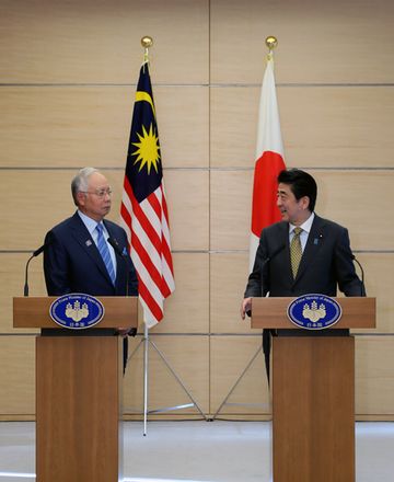 安倍总理在总理大臣官邸与马来西亚的首相纳吉布•拉扎克举行了会谈及联合记者招待会。