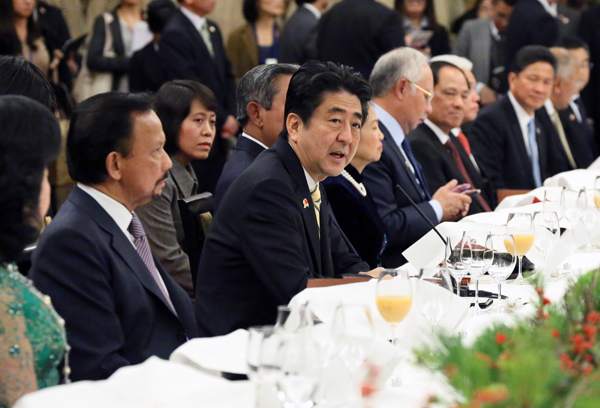 安倍总理与东南亚国家联盟（ASEAN）各国首脑举行了会谈等。