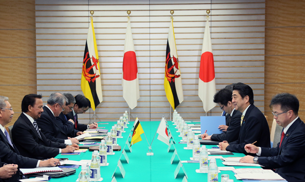 安倍总理与东南亚国家联盟（ASEAN）各国首脑举行了会谈等。