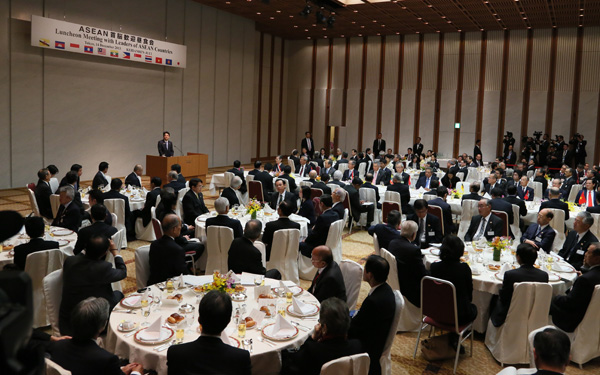 安倍总理出席了日本与东南亚国家联盟（ASEAN）特别首脑会议等。