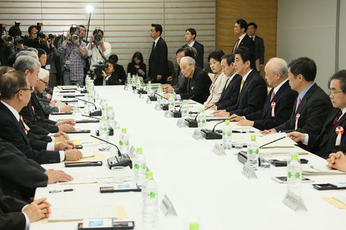 安倍总理在总理大臣官邸召开了第五次“有关重建安全保障法律基础的恳谈会”。