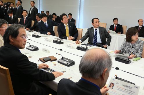 安倍总理在总理大臣官邸召开了2013年第十次(总计第116次)综合科学技术会议。