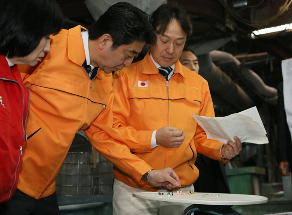 安倍总理视察了东京都内的中小企业。