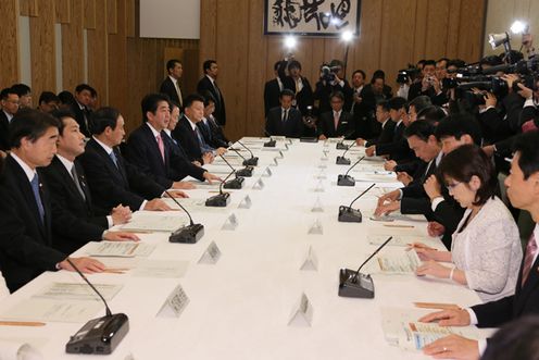 安倍总理在总理大臣官邸召开了第四次地方分权改革推进本部会议。
