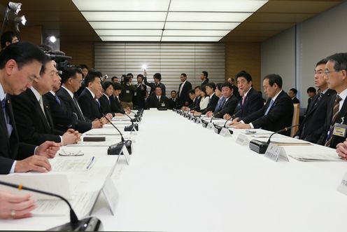 安倍总理在总理大臣官邸召开了“第三十三次原子能灾害对策本部会议・第三次原子能防灾会议联合会议”。