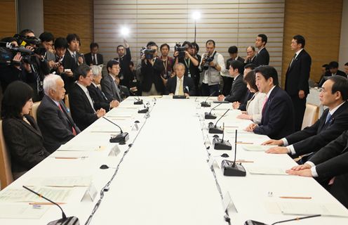 安倍总理在总理大臣官邸召开了第八次行政改革推进会议。