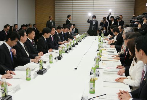 安倍总理在总理大臣官邸召开了2013年第四次（总计第63次）高度信息通信网络社会推进战略本部会议。
