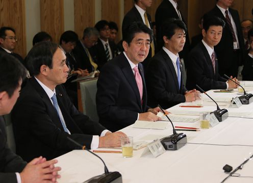 安倍总理在总理大臣官邸出席了第五次“为实现经济良性循环的‘政劳使’三方会议”。