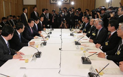 安倍总理在总理大臣官邸出席了第五次“为实现经济良性循环的‘政劳使’三方会议”。
