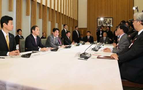 安倍总理在总理大臣官邸召开了第二十七次经济财政咨询会议。