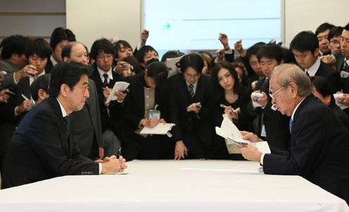 安倍总理在总理大臣官邸与冲绳县知事仲井真弘多举行了面谈。