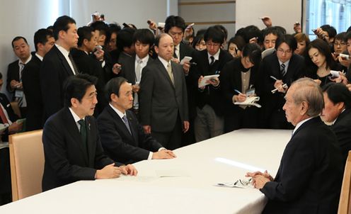 安倍总理在总理大臣官邸与冲绳县知事仲井真弘多举行了面谈。