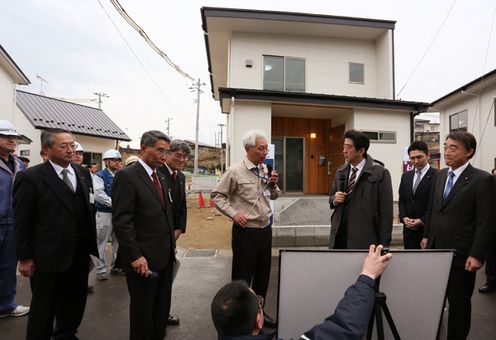 安倍总理为了把握东日本大地震的复兴情况访问了宫城县。
