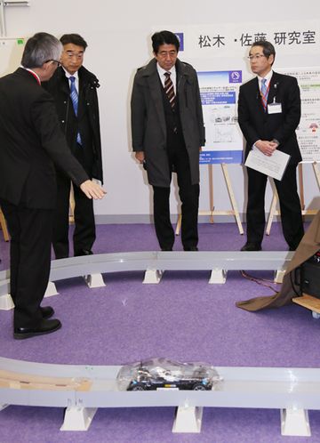 安倍总理为了把握东日本大地震的复兴情况访问了宫城县。
