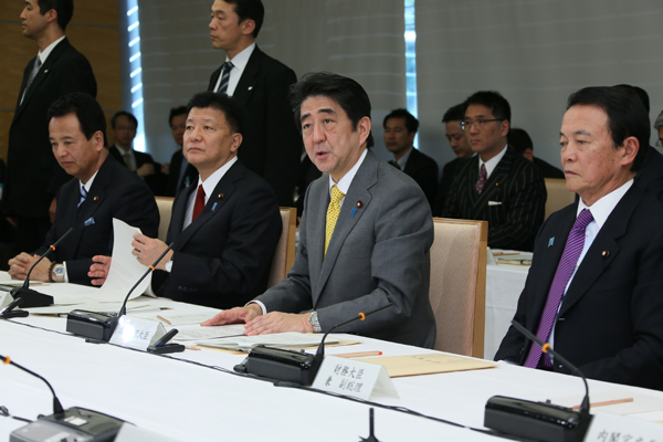 安倍总理在总理大臣官邸召开了第一次国家战略特别区域咨询会议。