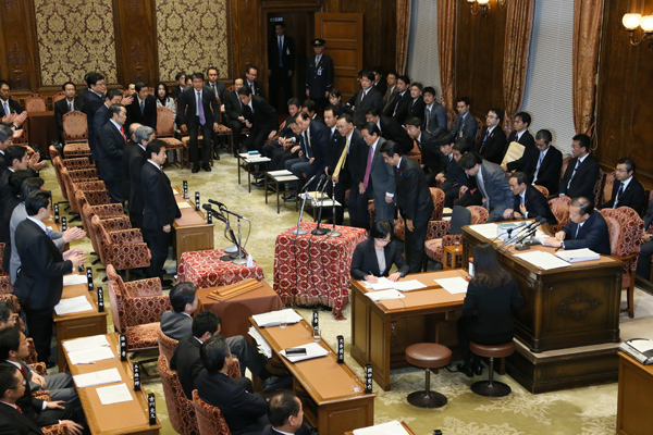 安倍总理上午及下午出席了众议院预算委员会，傍晚出席了众议院全体会议。