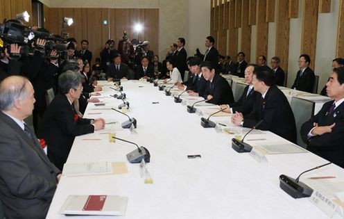 安倍总理在总理大臣官邸召开了2014年第1次(总计117次)综合科学技术会议。