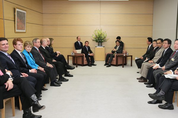 安倍总理在总理大臣官邸接受了美利坚合众国众议院外交委员会主席罗艾斯一行的拜会。