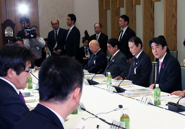 安倍总理在总理大臣官邸召开了第17次教育再生实行会议。