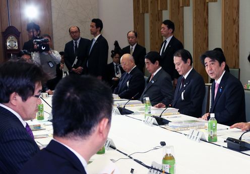 安倍总理在总理大臣官邸召开了第17次教育再生实行会议。