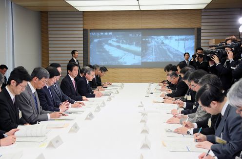 安倍总理在总理大臣官邸出席了首次召开的2014年大雪紧急灾害对策本部会议。