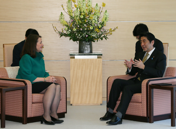 安倍总理在总理大臣官邸接受了美利坚合众国的众议院日本研究小组主席戴安娜•迪盖特一行的拜会。