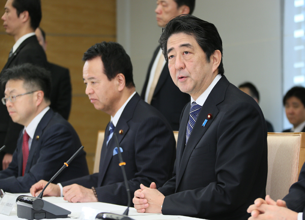 安倍总理在总理大臣官邸出席了第十次“有关TPP的主要阁僚会议”。