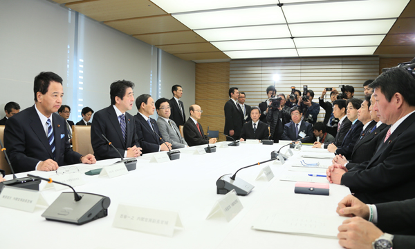 安倍总理在总理大臣官邸召开了第三次国家战略特别区域咨询会议。