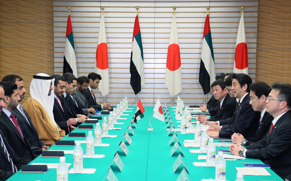 安倍总理在总理大臣官邸与阿拉伯联合酋长国皇太子殿下穆罕穆德•本•扎耶德•阿勒纳哈扬举行了会谈。