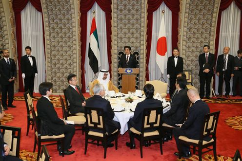 安倍总理在总理大臣官邸与阿拉伯联合酋长国皇太子殿下穆罕穆德•本•扎耶德•阿勒纳哈扬举行了会谈。