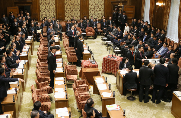 安倍总理上午出席了众议院预算委员会，下午出席了众议院全体会议。