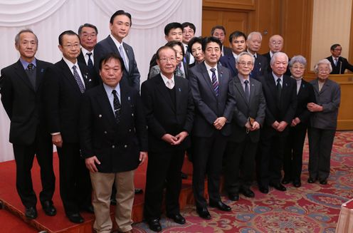 安倍总理出席了在东京都内宾馆举行的由古屋绑架问题担当大臣主办的招待会。
