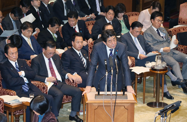 安倍总理出席了参议院预算委员会。